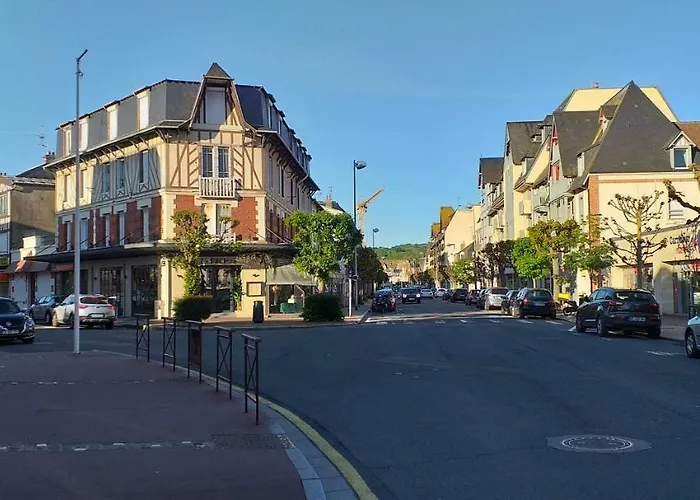 Le Chantilly 2* دوفييل